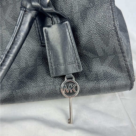 Michael Kors Hamilton Signature MK
Black Shoulder bag Handbag Saffiano
Leather - Picture 13 of 15